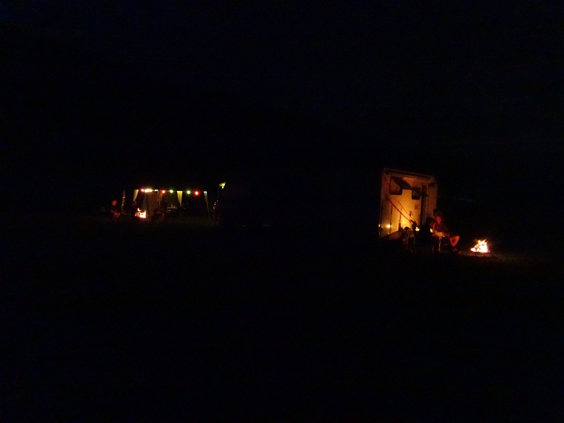DSC07324.JPG - ...auf dem Campingplatz ist es auch echt "idyllisch" geworden.Überall bunte Lichter, Lagerfeuer etc.